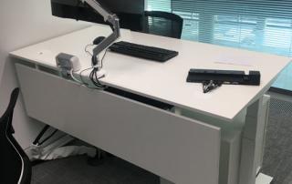 Single monitor desk